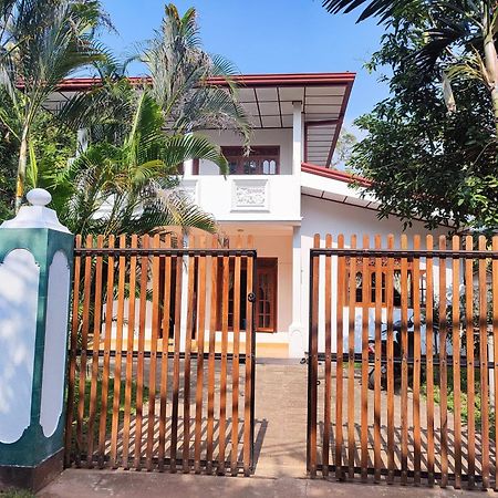 Sithu Guesthouse เบนโตตา ภายนอก รูปภาพ